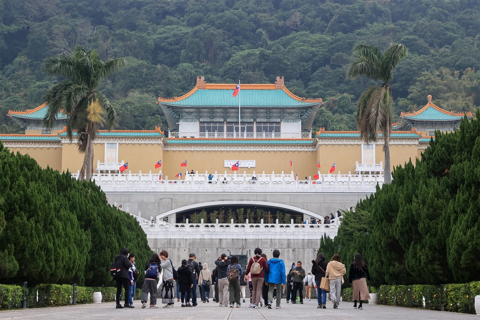 故宮博物院近年推出的文創商品屢遭大陸民間廠商侵權，立委爆料故宮內部正在評估以「台北故宮」名義至中國大陸申請商標，遭質疑是否自我矮化。記者余承翰／攝影 