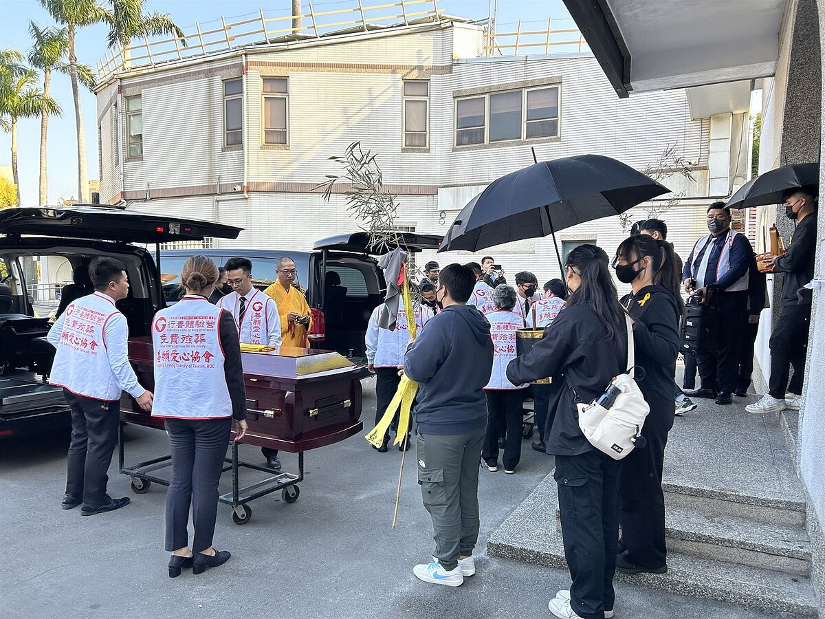 全聯台中大肚倉儲工地大火喪生的廖姓水電包工頭父子今公祭,由女兒、侄子、侄女捧斗。 記者趙容萱/攝影