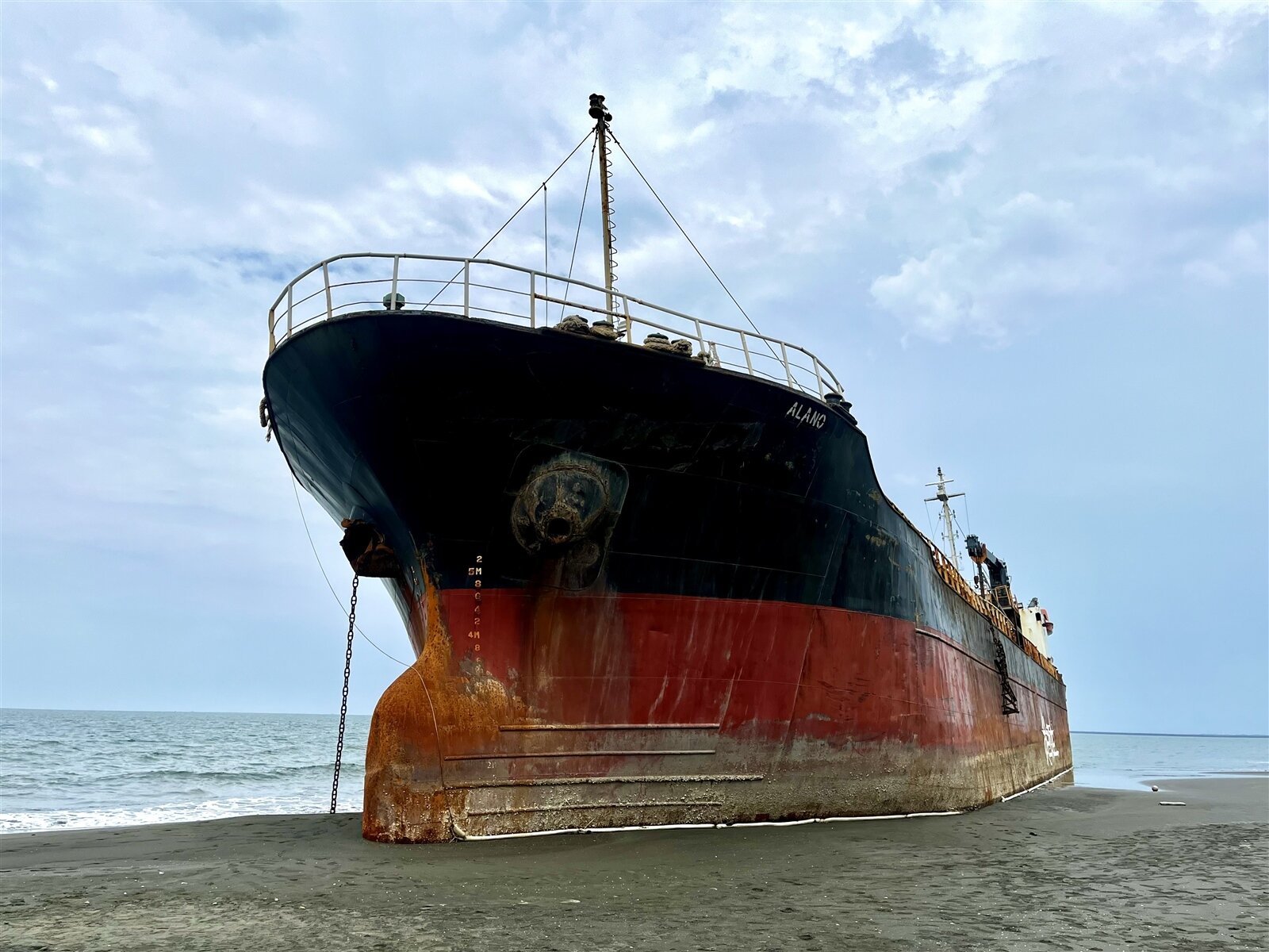 擱淺在台南黃金海岸的多哥籍貨輪,被稱為台版鐵達尼號暴紅,因有安全及汙染海岸之虞,船體已拆除。本報資料照片