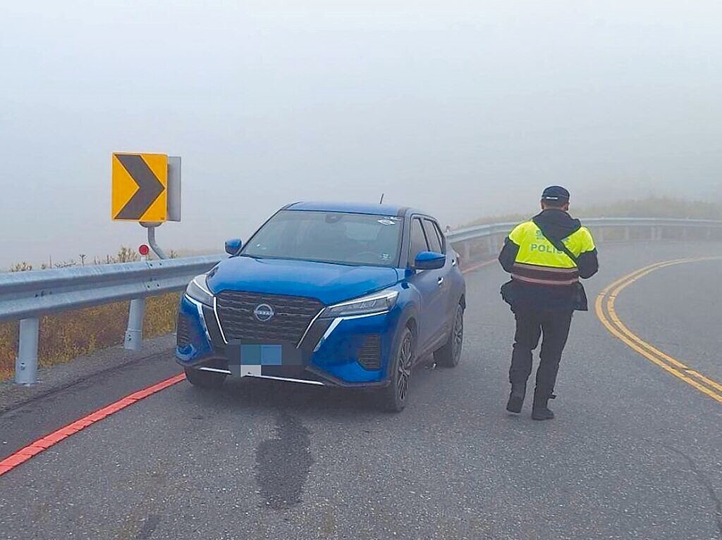 南投縣仁愛鄉合歡山湧入追雪人車潮,武嶺停車場全滿,警方一早就取締交通違規5件。圖/警方提供