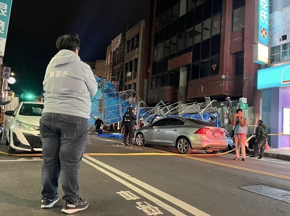 花蓮市中山路一棟大樓鷹架晚上突然倒塌,造成1人受傷,多輛汽機車受波及,市長魏嘉彥趕往關切。記者王燕華/攝影