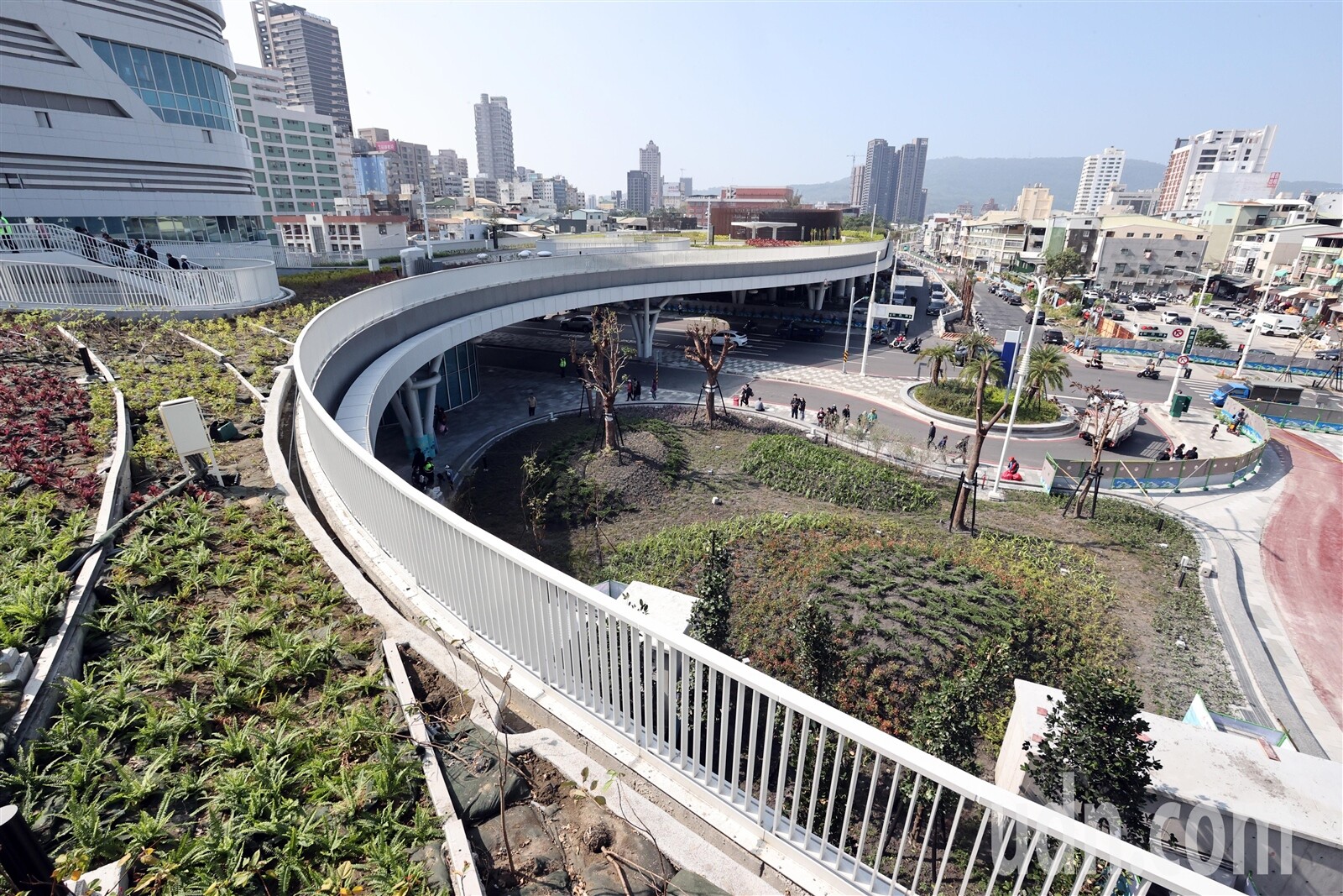 高雄車站各項工程陸續完工，行政院長卓榮泰昨宣布高鐵延伸屏東線採用「高雄方案」，未來高鐵經高雄站延伸到屏東，將高雄與屏東納為高鐵共同生活圈。記者劉學聖／攝影 