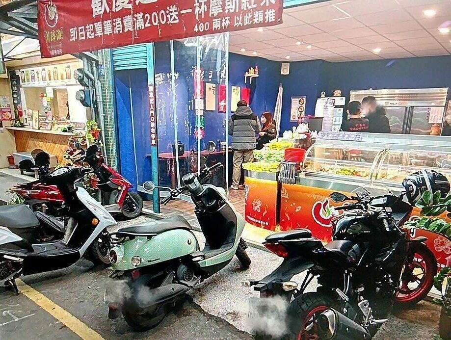 機車撞入店家幸好未造成人員受傷，警方獲報立即趕抵現場處理。圖：警方提供