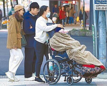 台灣明年正式進入「超高齡社會」。圖為長者蓋著毛毯禦寒。(陳俊吉攝)