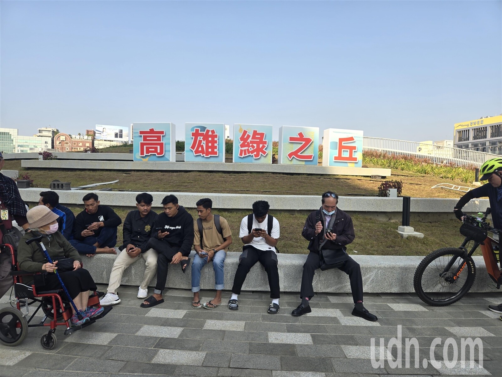 鐵道局在高雄車站的天棚立起「高雄綠之丘」看板，被民眾嫌太醜、設計傳統。記者王勇超／攝影 