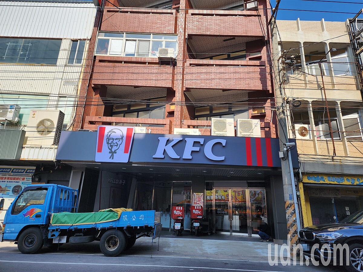 隨著台積電進駐嘉義,速食店家肯德基於嘉義縣朴子市南通路設立朴子店,並於明天開幕,開幕期間推出朴子店專屬優惠。記者李宗祐/攝影
