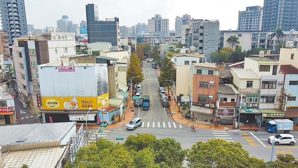 桃園市都市發展局推動舊城再生計畫，中壢首件人本環境改善工程施作範圍鄰近中壢國小、中壢家商與壢小故事森林，將串聯歷史館舍與通學路線並整合公共設施，預計2025年8月完工。圖／桃市都發局提供
