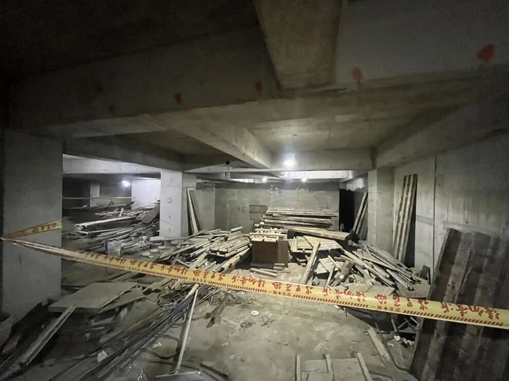 越南籍周姓男子在桃園某住宅工地地下室施工,疑因搬動的混凝土牆面未乾,遭倒塌牆面重壓身亡。圖/民眾提供