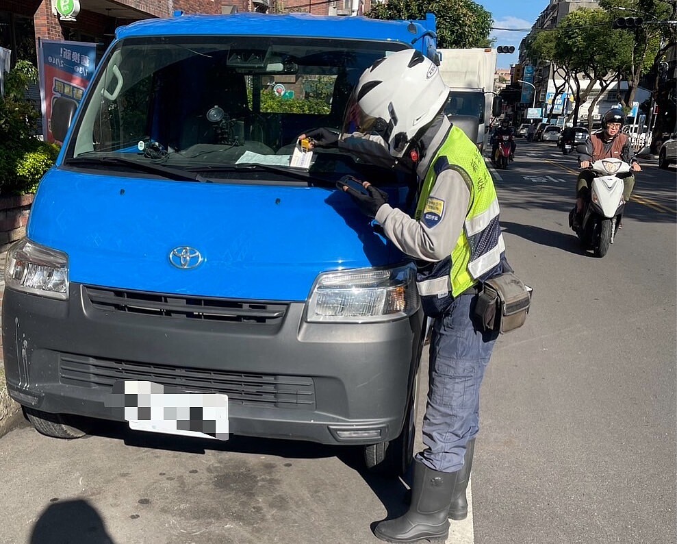 管理員路段開單相片。圖/新北交通局提供