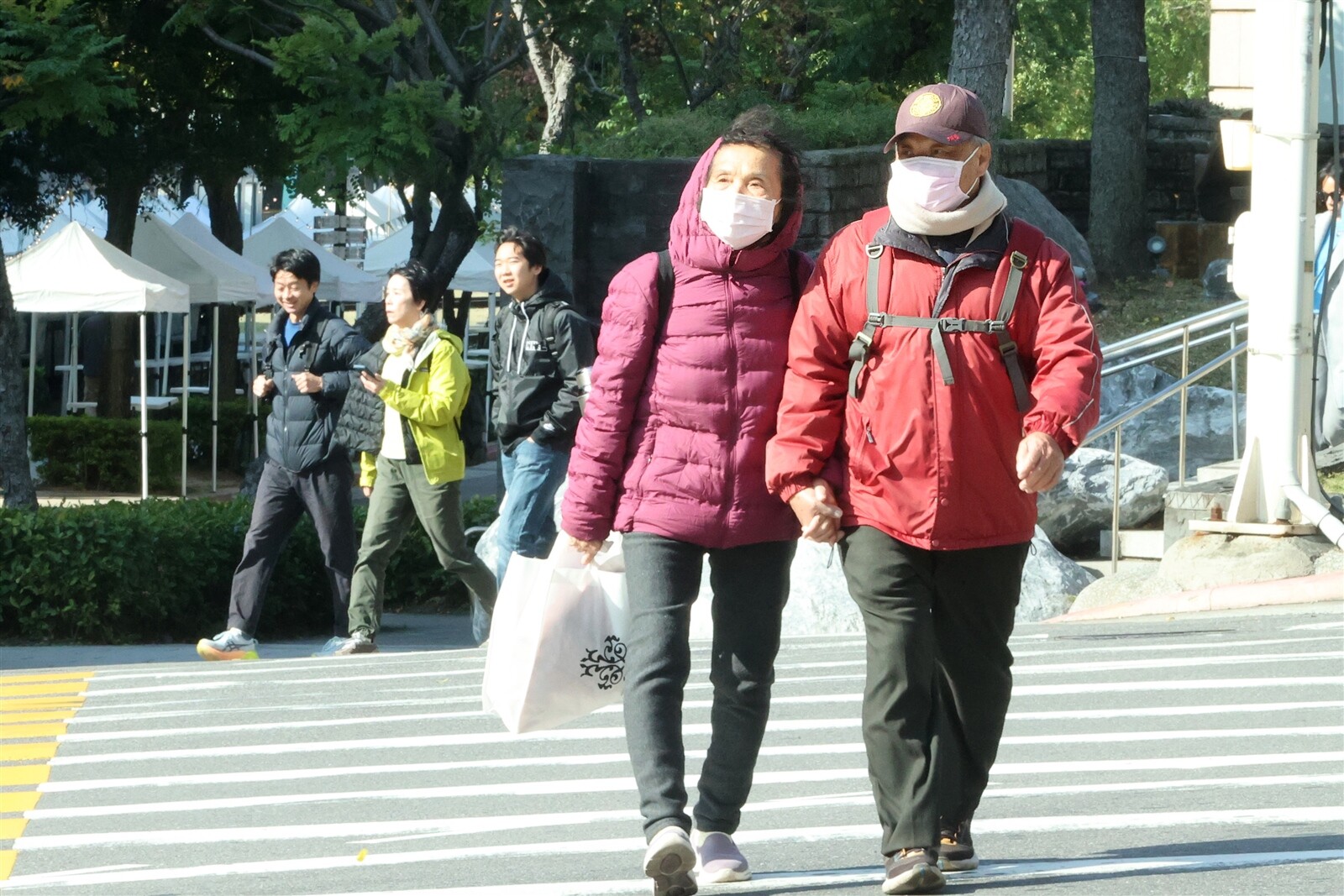 中央氣象署昨晚發布低溫特報，昨晚至今天清晨9縣市局部地區有10度以下氣溫。記者蘇健忠／攝影 