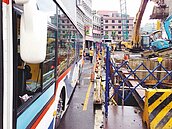 自來水管爆　衝出1.6公尺深破洞