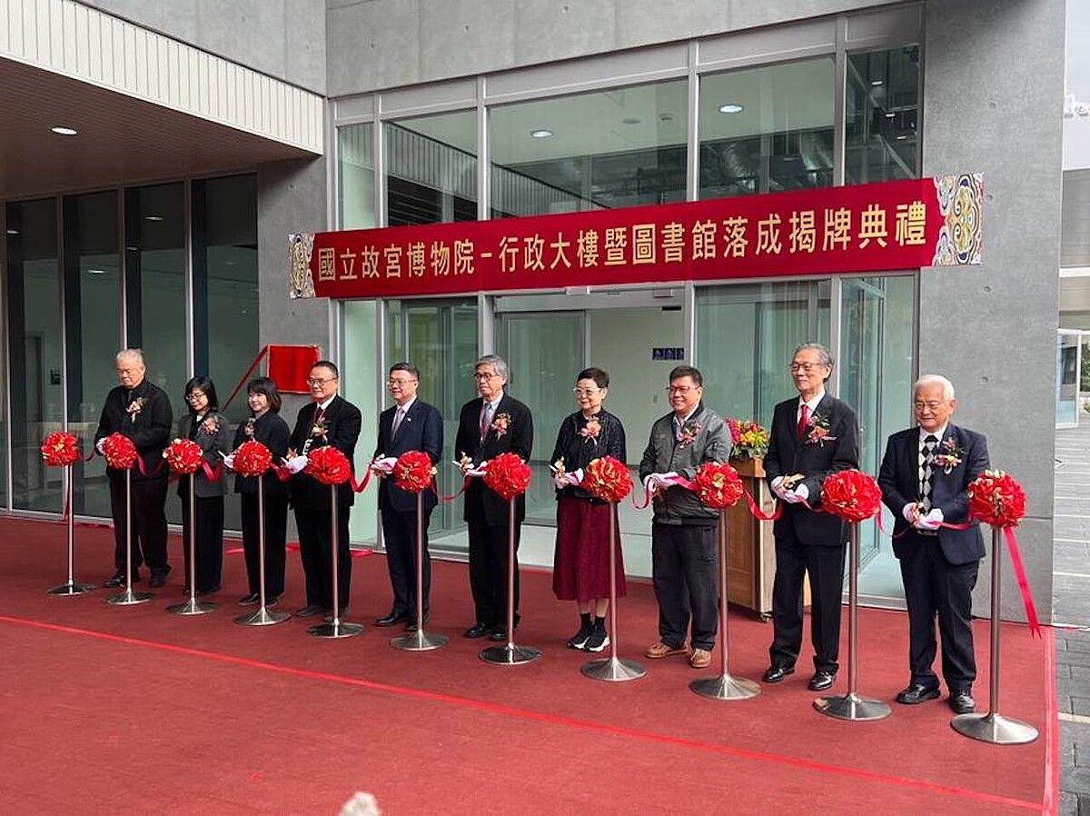 國立故宮博物院「行政大樓及圖書館新建工程」落成揭牌典禮，行政院院卓榮泰、故宮院長蕭宗煌及副院長黃永泰聯袂主持儀式，日勝生集團董事長林榮顯、泰誠董事長曾景琮共同參與剪綵。圖／日勝生提供