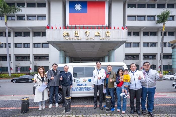 桃園市長張善政今日上午於市府，出席「統一油品行銷股份有限公司復康巴士捐贈儀式」。圖：市府提供