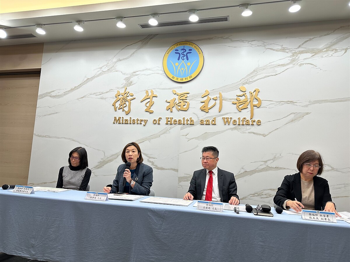 衛福部次長林靜儀(左二)說,若65歲以上、綜所稅級距20%以下者免繳健保費估算,健保將會短缺540億元,即使級距下修至5%,也會短缺241億元,不論採用哪一個方案,115年健保安全準備金都會低於一個月,預計健保將於115年提前破產。記者沈能元/攝影