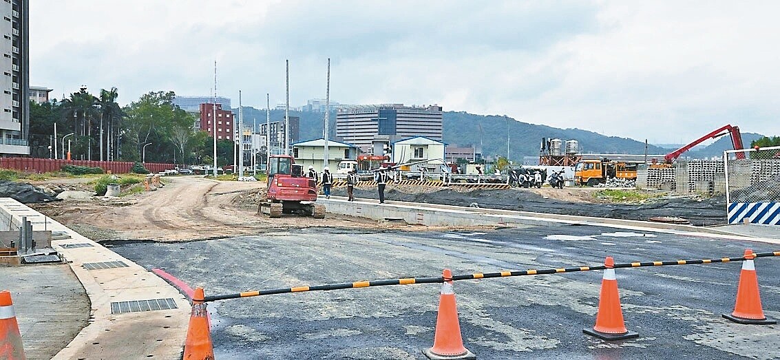 新北市地政局提醒，莊泰路、三泰路等周邊道路目前仍在施工中，提醒用路人多加注意。記者江婉儀／攝影 