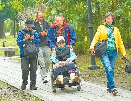 
《老人福利法》修正草案，不僅國民黨黨團內部還有異見，昨又有立委加碼，提供老人陪伴者乘車優惠，立法院將暫時不會處理。（新聞示意圖）。（本報資料照片）
