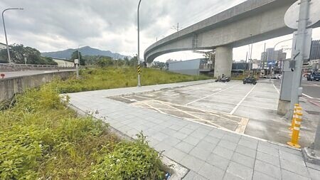 
新北市新店區長期存在停車位不足問題，違停亂象頻傳，也衍生交通壅塞問題，市府規畫安捷路、安康路口作為機車停車場，另經市議員陳永福協調，停車場後方的私人空地也將無償提供市府使用。（賀培晏攝）
