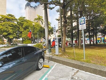 
台中市設籍電動車數量高達1萬3600輛，明年元旦起，市府試辦實施電動車充電以度計費政策。（陳淑娥攝）
