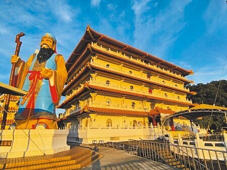 台中市豐原區觀音山納骨塔因今年0403花蓮大地震,導致塔內5樓部分櫃位受損,市府斥資452萬元啟動修繕工程,歷經9個月整修完工,市府30日舉行祈福安靈法會。(李京昇攝)