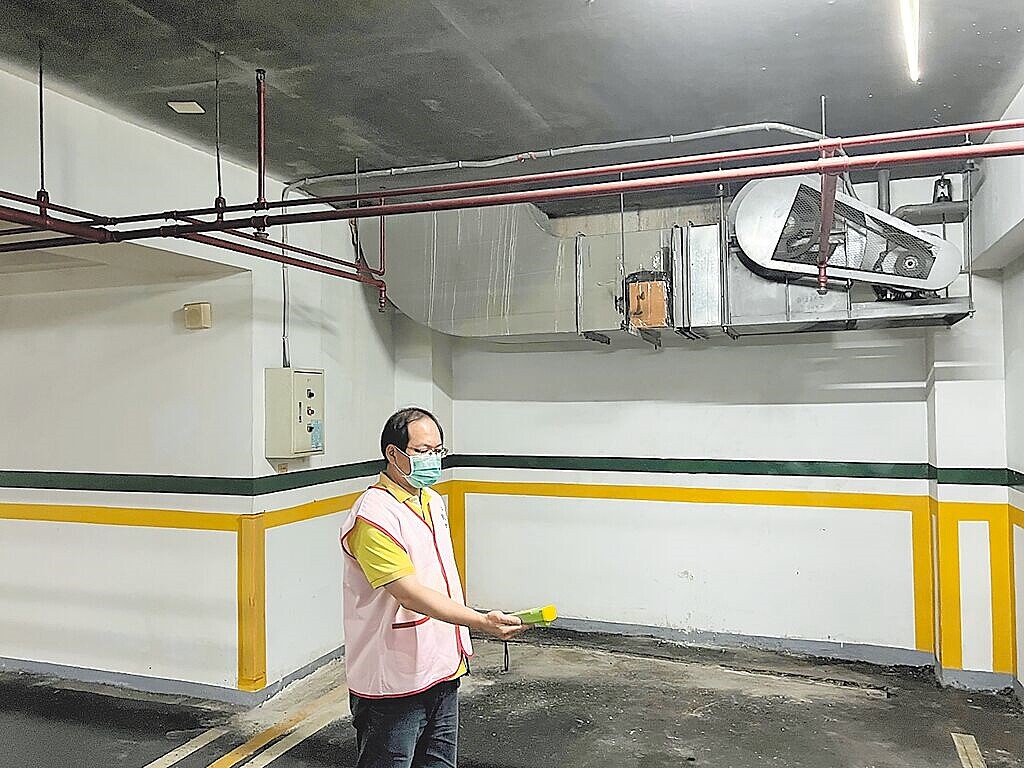 新北節電醫師團成員具有2年以上節能減碳相關工作經驗，提供服務包含電話諮詢、現場診斷，產出評估報告書供社區節電改善參考。（新北市環保局提供／高鈞麟新北傳真）
