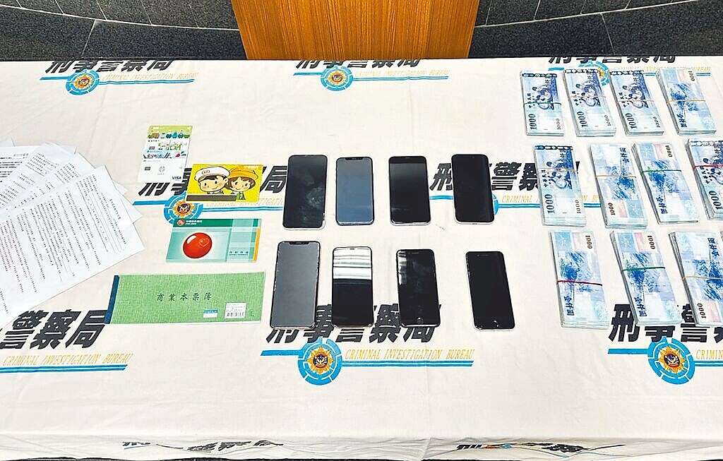 刑事局中部打擊犯罪中心30日宣布偵破「台版地面師」詐騙集團,查扣手機、存摺、委託貸款契約書等證物。(警方提供/潘虹恩台中傳真)