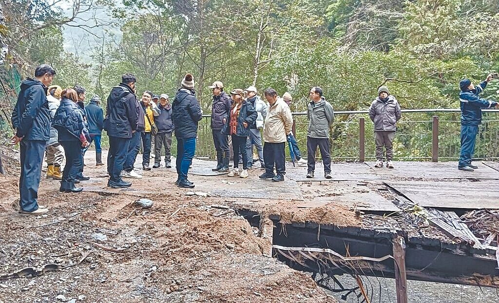 桃園市復興區拉拉山國家森林遊樂區，10月底因颱風侵襲，導致土石崩塌無法通行。林業及自然保育署新竹分署與復興區公所共同會勘達成決議，農曆年前將先修復便橋。（蘇佐璽提供／呂筱蟬桃園傳真）
