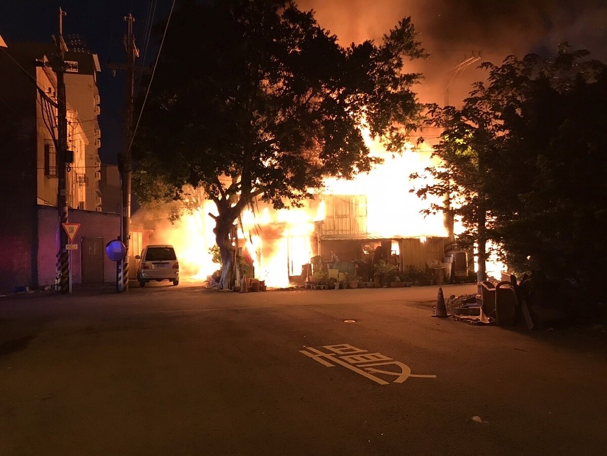 台中市清水區臨港路一處建物30日晚發生火警,火勢猛烈。圖/台中市消防局提供