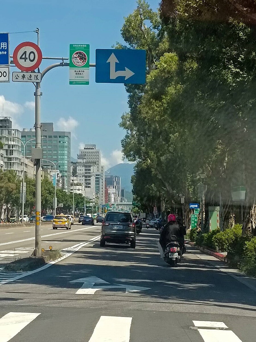 北市公告畫設新生南路(與羅斯福路交叉口)至松江路(與民權東路交叉口)南北向車道為第三期空氣品質維護區,加強管制高汙染車輛,市府前半年會以勸導為主,7月開始才會開罰500元至6萬元罰鍰。圖/環保局提供