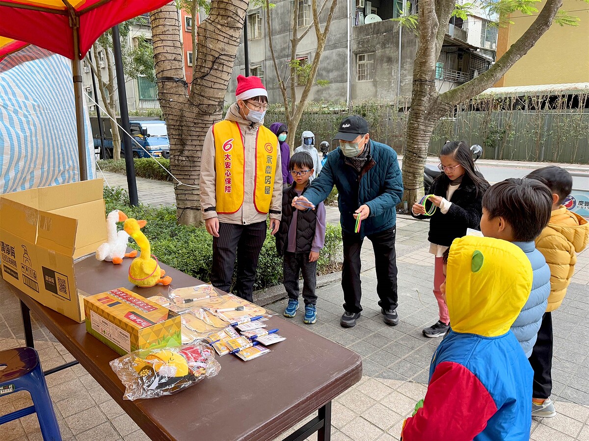 永慶房屋參加新北市新莊區鳳凰花園社區「聖誕一日市集」，設置套圈圈遊戲，吸引大小朋友遊玩。