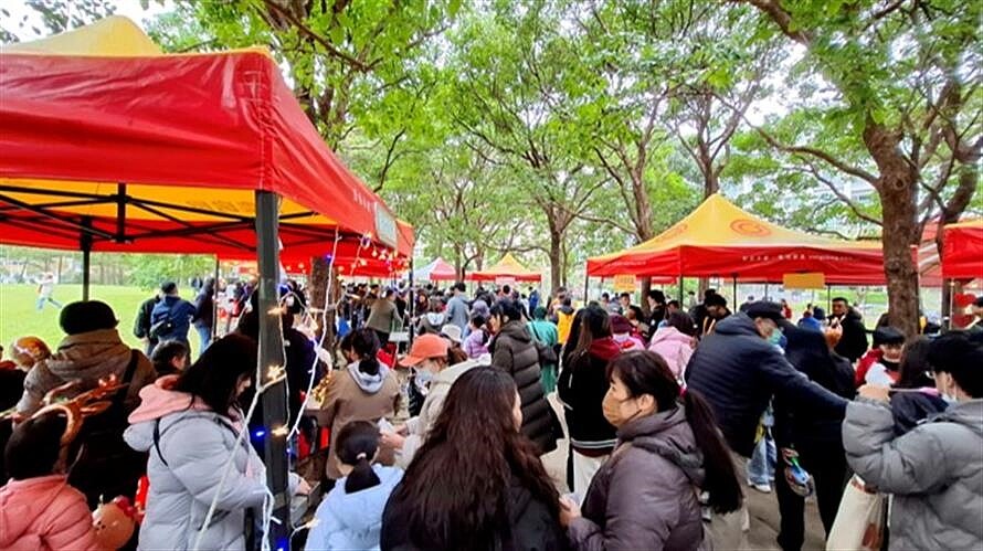 台北市南港區重陽里辦公室舉辦聖誕節園遊會,現場有豐富攤位、小遊戲和吸引眾多里民熱情參加。