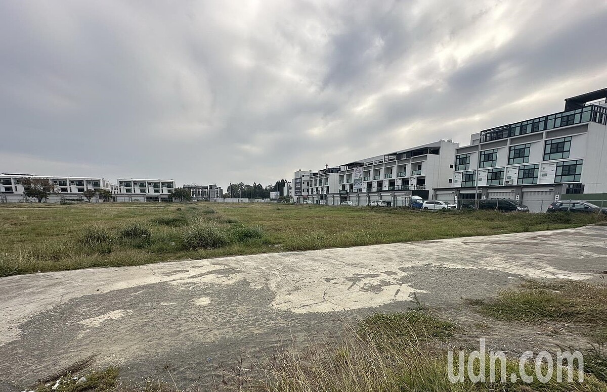 雲林縣府計畫在高鐵特定區申請有償撥用7千坪國有地,多元開發社會住宅並結合商城與會展中心。記者蔡維斌/攝影