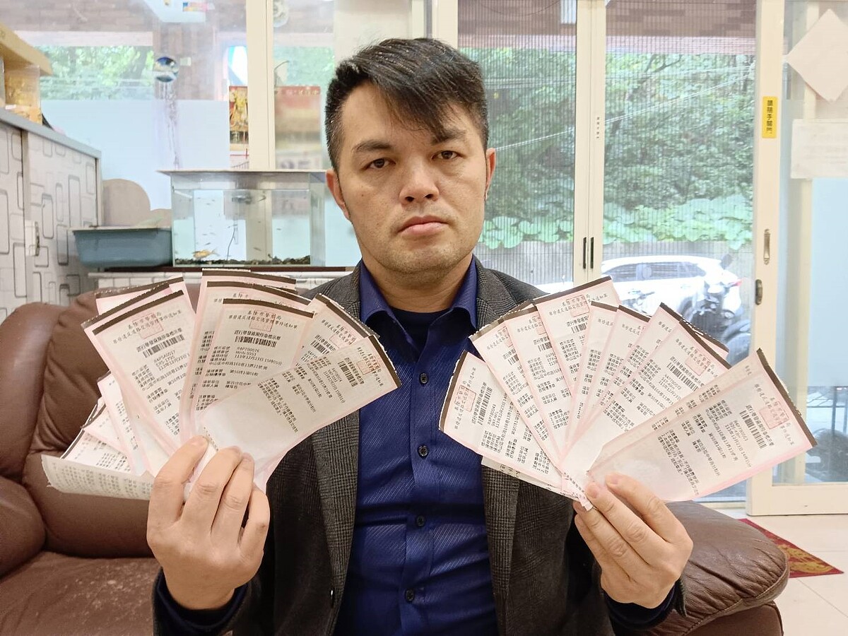 基隆市大慶大城社區疑因住戶發生糾紛,有人向警方檢舉巷弄騎樓有機車違停,基隆市議員施偉政出示舉發單,建議市府提出公解決方案,消弭民怨。聯合報系資料照片