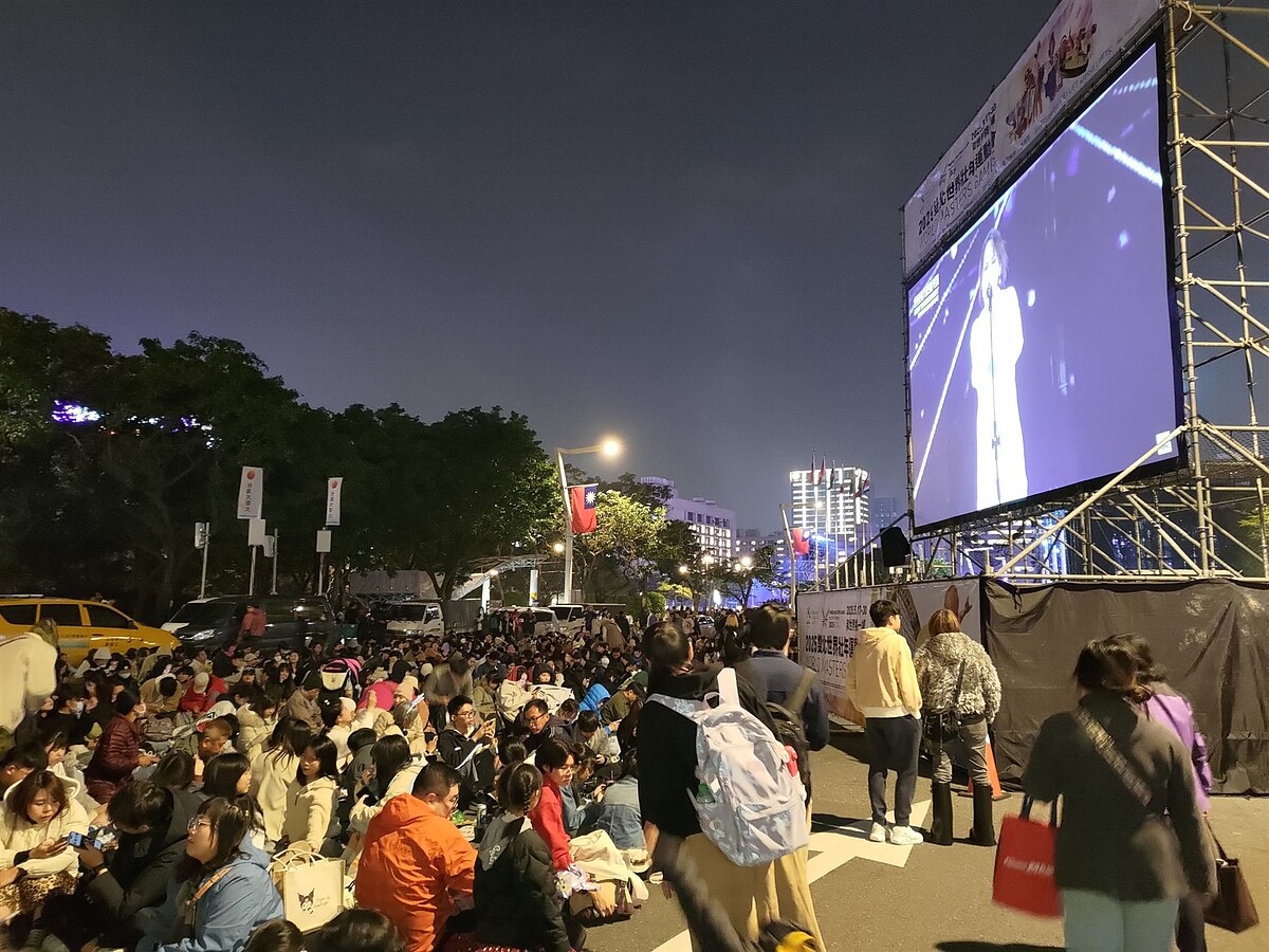 愈接近跨年倒數時間,市府周邊湧入愈來愈多人潮,電信信令推估,北市跨年截至今晚11點,市府周邊已經湧入9.5萬人。記者林麗玉/攝影