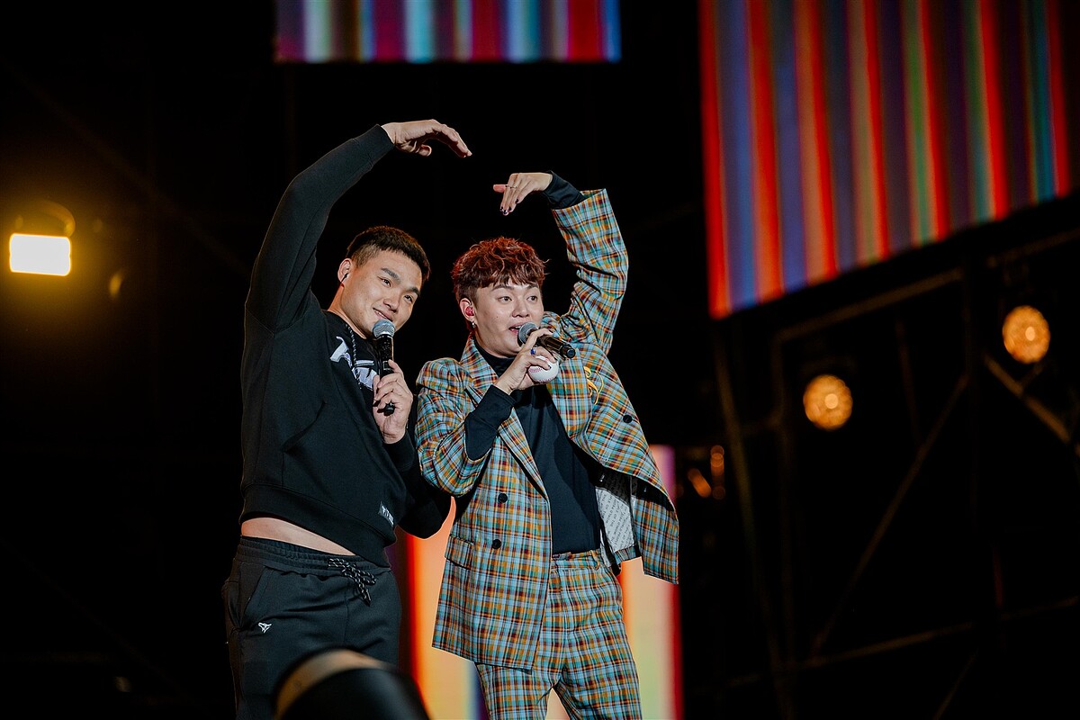 許富凱這邀請2024世界12強棒球賽選手陳柏清一起合唱歌曲「棉照被」,兩人唱到副歌時還一起手舉愛心。記者宋原彰/攝影