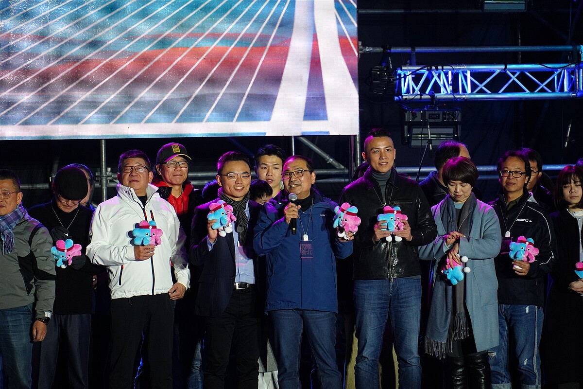 新北1314跨河煙火,市長侯友宜率市府團隊、民代與4.3萬人同樂。記者劉懿萱/攝影