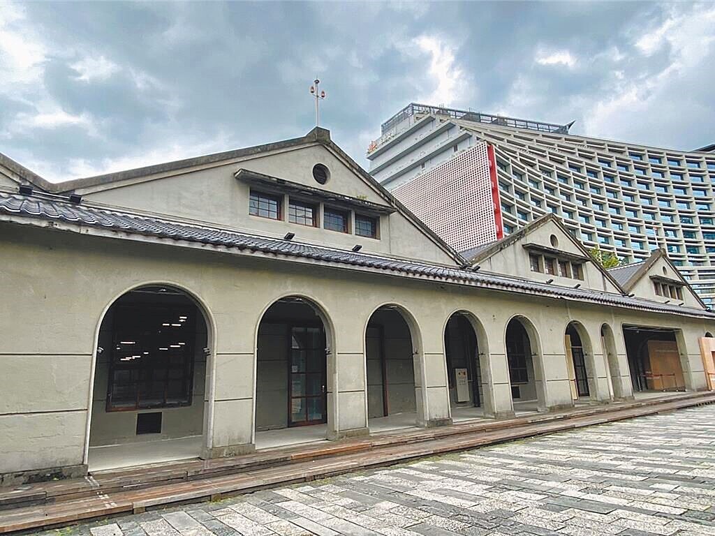 天后張惠妹去年12月於台北大巨蛋開演唱會,有北市文資委員發現因歌迷跳動影響鄰近市定古蹟松山菸廠園區,牆面出現裂縫、壁磚剝落情形,呼籲市府趕快採取維護行動。(台北市文化局提供/温予菱台北傳真)