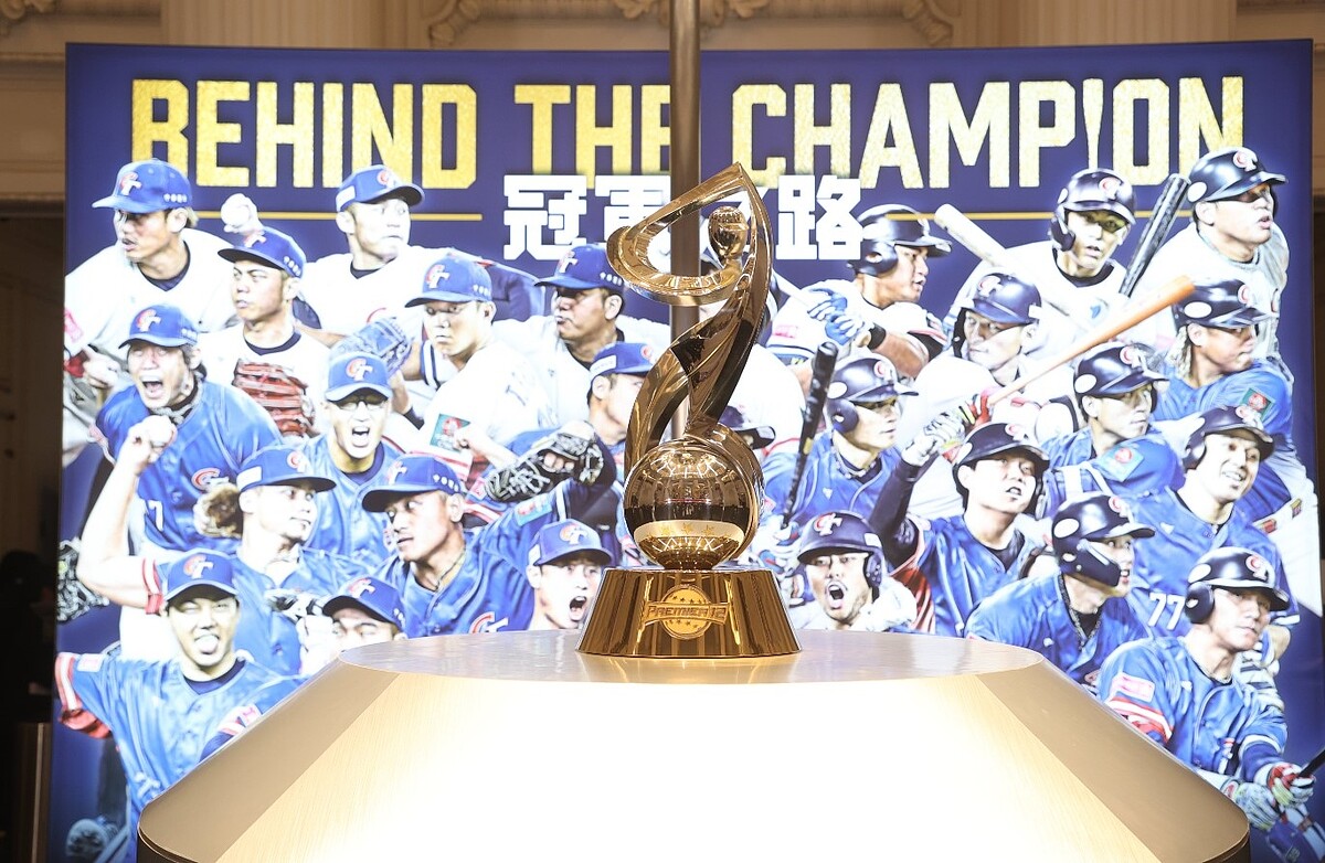 「BEHIND THE CHAMPION：冠軍之路特展」在國立台灣博物館隆重開幕，展品包括12強冠軍金盃、擊出全壘打球員的球棒、東京巨蛋冠軍戰壘包、中華隊實戰球衣及球具等。圖／記者葉信菉攝影
