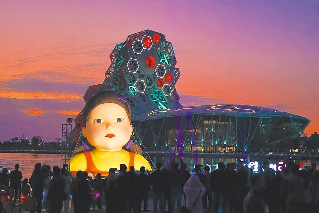 高市觀光局推薦元旦可至高雄流行音樂中心,朝聖全世界最大的英熙娃娃。(高市觀光局提供/柯宗緯高雄傳真)