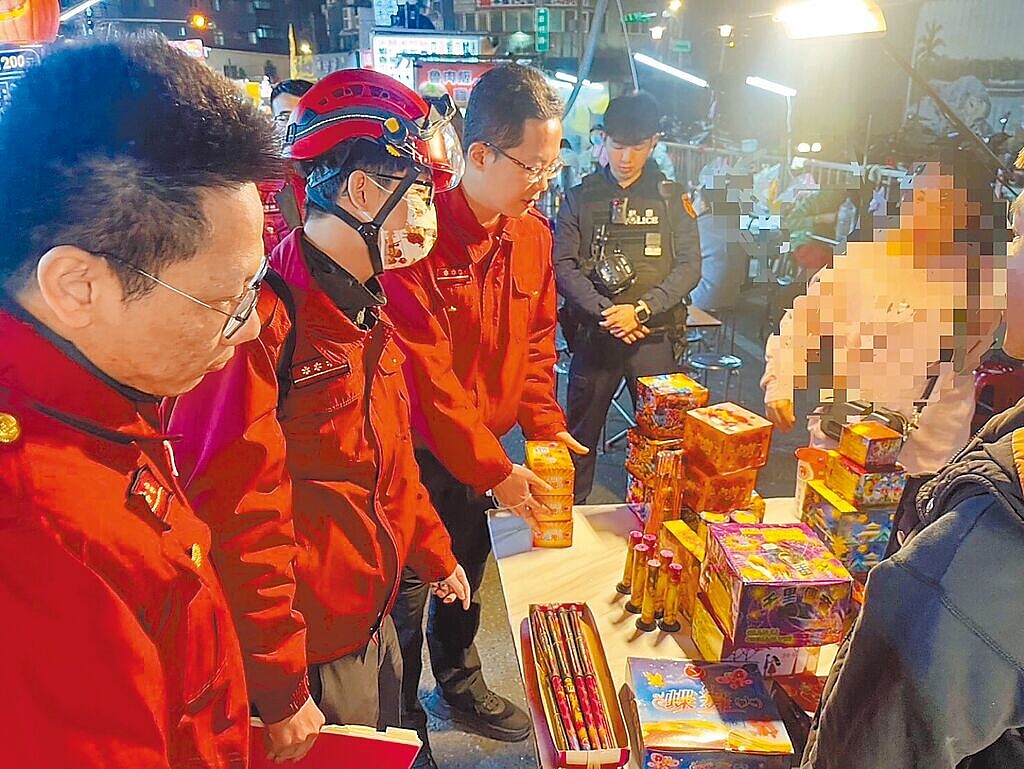 桃園市消防局第二大隊去年12月30日接獲警方通報,指中壢新明夜市內疑似有民眾販售超量爆竹煙火,現場查獲火藥量11公斤各式煙火,超過管制量予以沒入。(桃市消防局提供/呂筱蟬桃園傳真)
