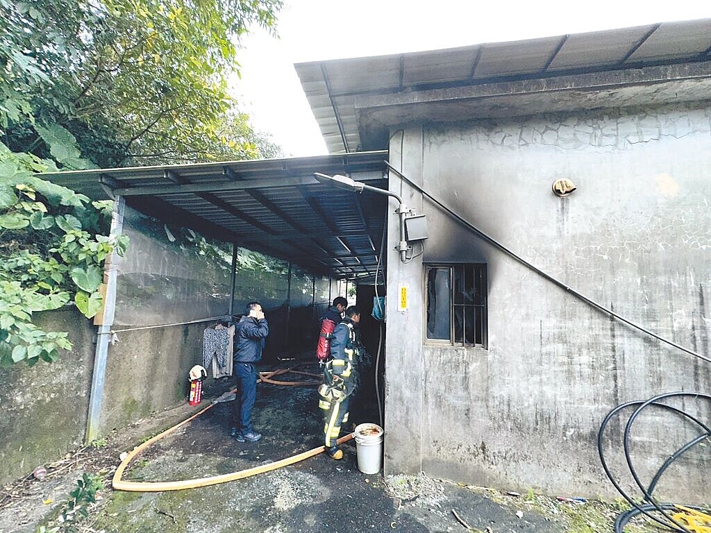 新北市瑞芳區籠山路民宅12月31日發生火警,獨居梁姓婦人全身燒傷,送醫急救仍告不治。(新北市消防局提供/王揚傑新北傳真)(珍惜生命安心專線1925)