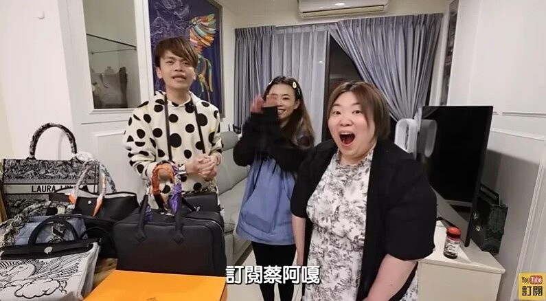 百萬網紅蔡阿嘎(左)與蘿拉(右)。 圖/摘自蔡阿嘎YT