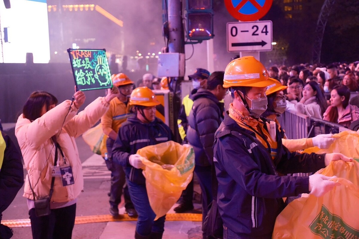 「2025台北最HIGH新年城」及大巨蛋跨年演唱會落幕,環保局指出,今年活動結束後共動員785名清潔隊人力,1小時內完成垃圾清運,清出一般垃圾15.9公噸,資源回收9.3公噸。記者曾原信/攝影