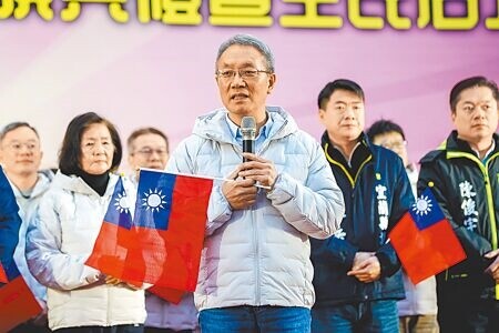 
宜蘭縣代理縣長林茂盛出席元旦升旗典禮暨全民活力健行活動，對於府內員工士氣低迷，林茂盛表示會凝聚縣府團隊士氣，穩定人事優先。（李忠一攝）
