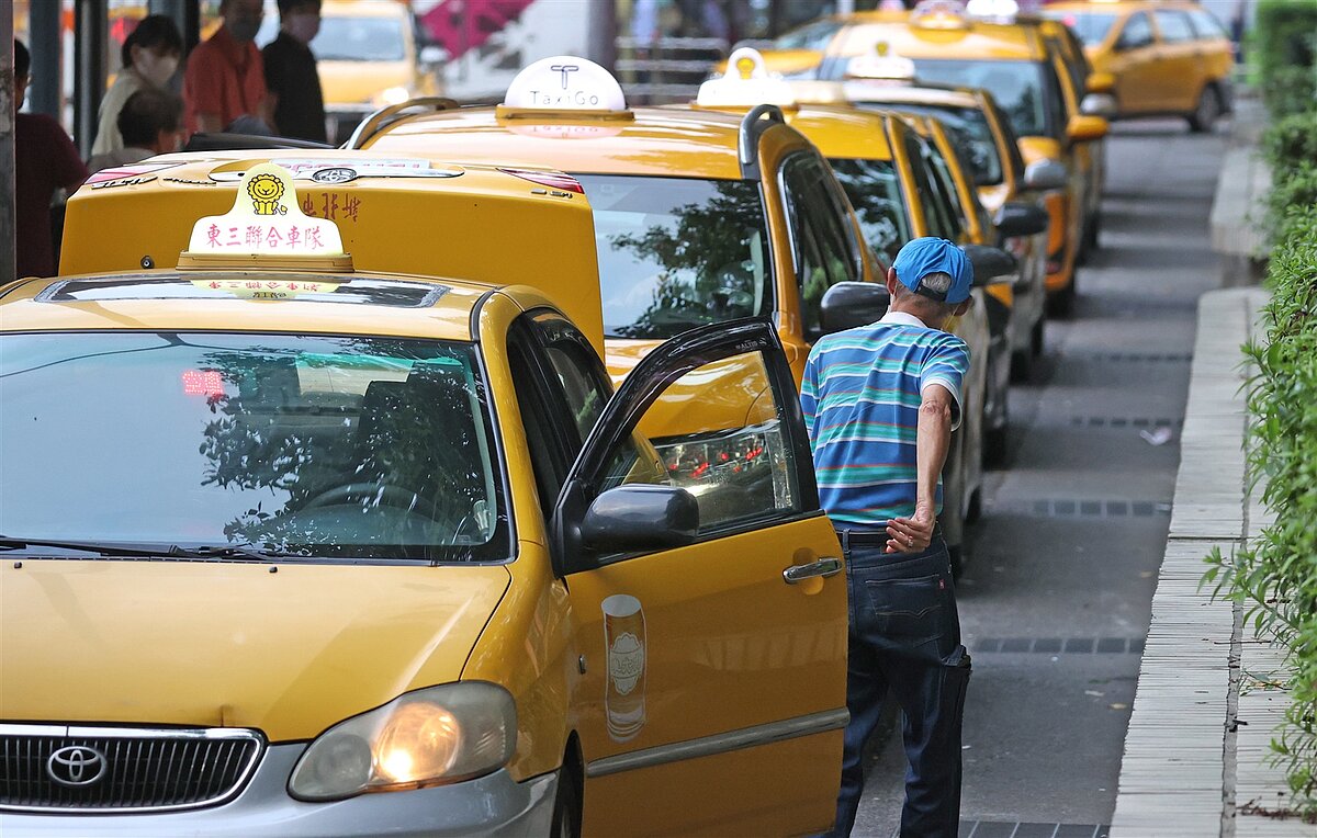 台北市跨年市府周邊湧入22萬人潮,卻有民眾爆料散場叫計程車回家,竟有司機不按跳表計費直接喊價,公運處表示,司機行為已觸法若行為屬實,將依法裁處9千到9萬元。示意圖。圖/聯合報系資料照