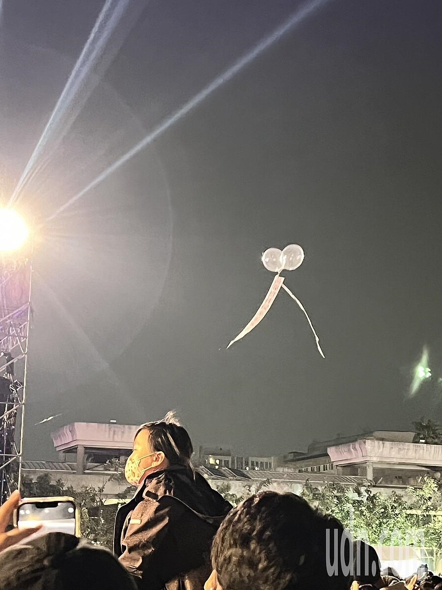 台南好Young跨年晚會在永華市政中心西側廣場舉行,湧入約25萬人次到場同樂,但活動過程中卻出現小插曲,空中突飄出一個氣球綁著布條,上面寫著「黃偉哲性侵案監視器交出來」,引發不少網友目光。圖/翻攝至《記者爆料網》。