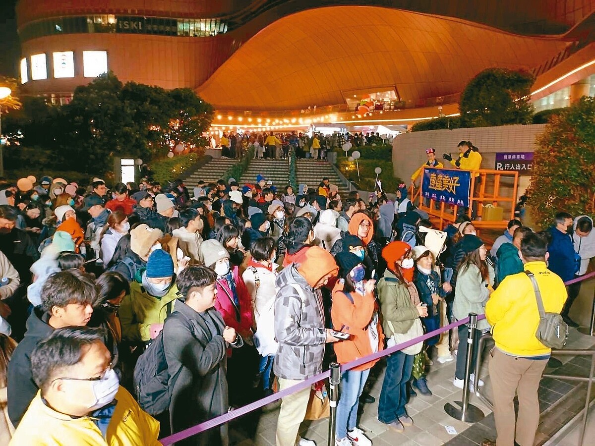 桃園大眾捷運公司跨年元旦不打烊,疏運A18站桃園跨年晚會與A19站五月天演唱會人潮,從12/31上午6時到1/1上午6時,機場捷運載客量逼近20萬人次,創通車以來新高。圖/桃園大眾捷運公司提供