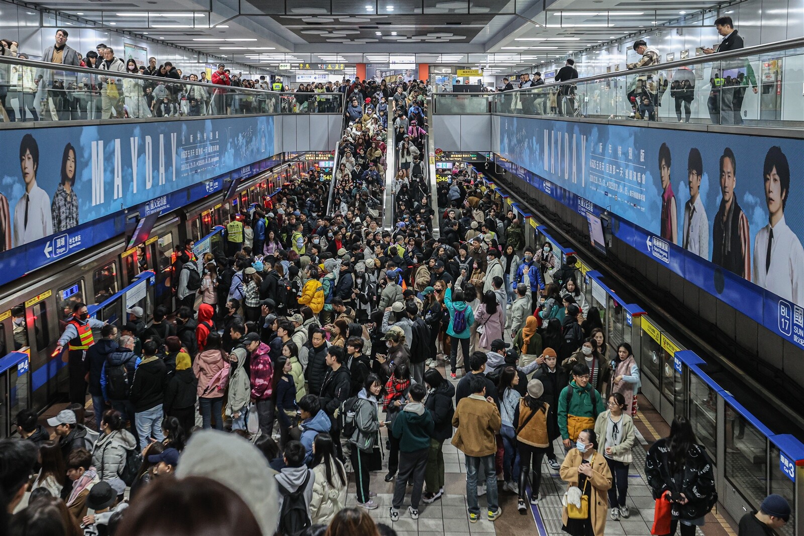 跨年夜北捷面臨地獄級挑戰，板南線、淡水線重點車站最長等候時間約需120分鐘才能進站。記者曾原信／攝影 