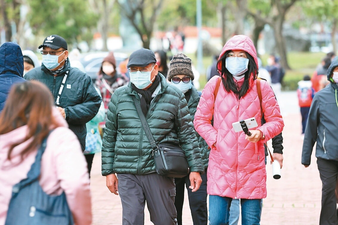 寒流來襲氣溫劇烈變化，室內外都要注意保暖，避免引發心血管疾病急性發作。本報資料照片 