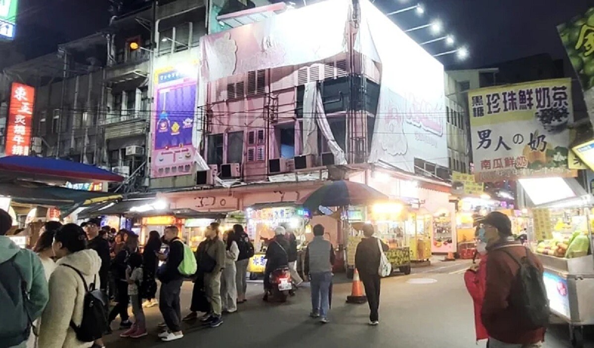 宜蘭縣土地現值評議完成，今年「地王」位於羅東夜市轉角處，每坪市價至少165萬元，且已穩居23年的地王寶座。圖／縣府提供