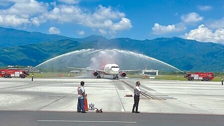 
台東縣政府繼去年成功爭取越南越捷航空直飛台東班機，今年再拓展泰國曼谷、越南峴港2條新航線。圖為越南越捷航空2024年8月30日首度直飛台東豐年機場。（本報資料照片）
